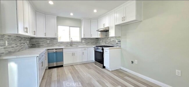 Building Photo - 5830 N Vista St