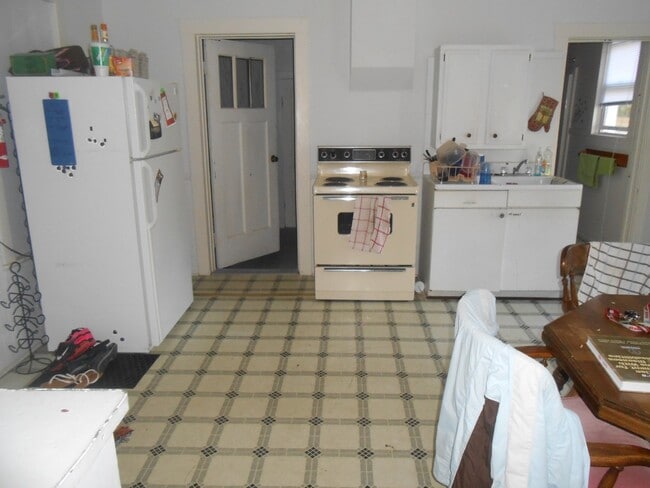 Building Photo - Awesome 2 Bed 1 Bath! Available June 1st!
