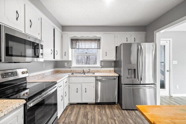 Building Photo - Lovely home on beautiful, wooded corner - Just Reduced