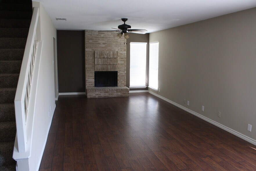 Building Photo - 5354 Maple Vis