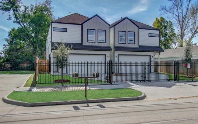 Building Photo - 835 S Victory Dr