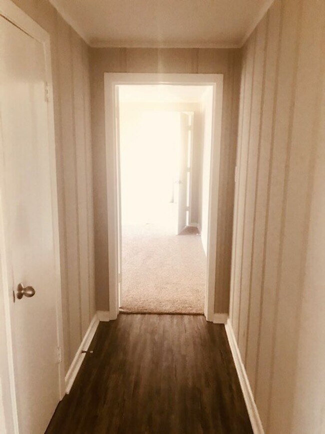 Building Photo - RECENTLY REMODELED 4 BEDROOM 2 BATH HOME I...