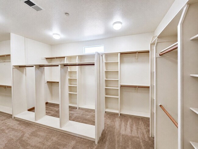 Building Photo - 482 W Palm Dr