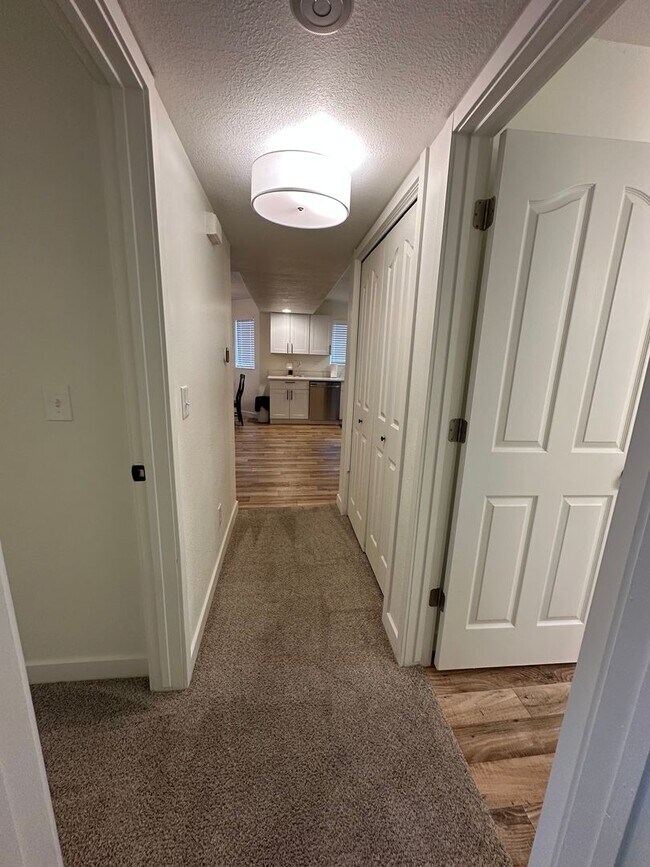 Building Photo - Partially furnished condo in Orem