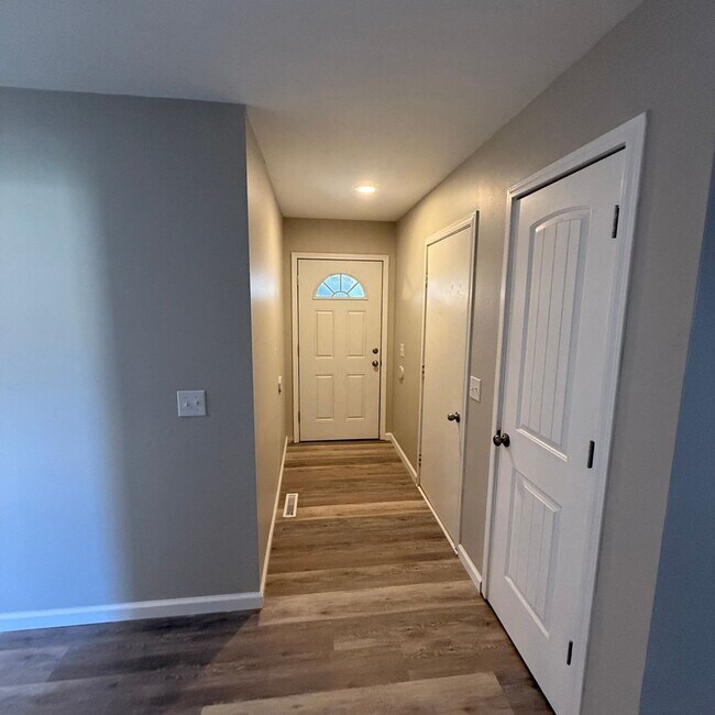 Building Photo - 3 Bedroom 2 bath remodeled Home