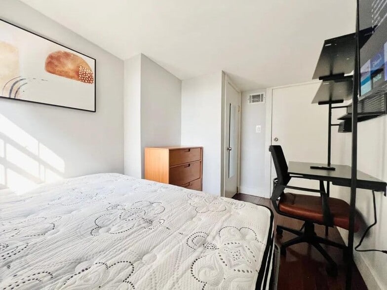 Building Photo - Furnished room/NOT APARTMENT