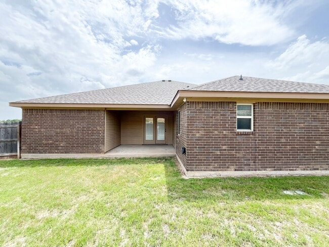 Building Photo - Available 7/11/2025 Beautiful 1 story, 5 b...