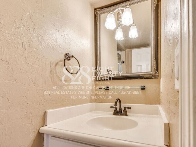 Building Photo - *AVAILABLE NOW!* Spacious 3 Bed/2.5 Bath Condo in East Norman!