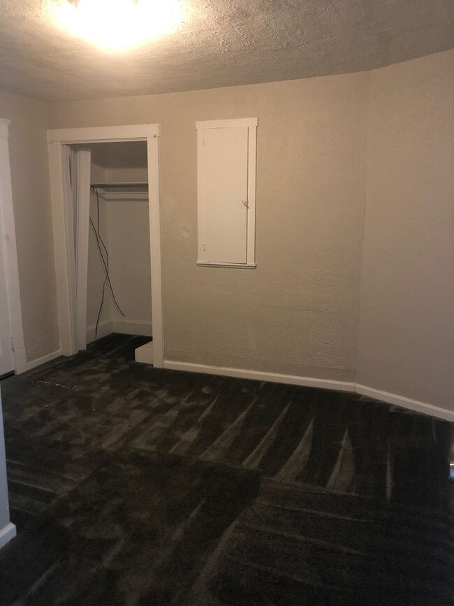 Building Photo - Single Family Home 3 beds 2 bath Available Now!