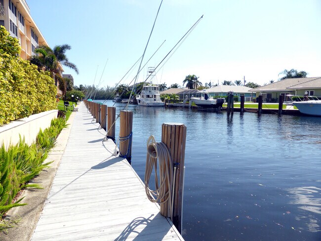 Building Photo - 698 NE Spanish River Blvd