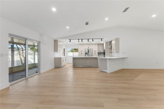 Building Photo - 16859 Crestview Ln