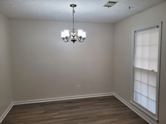Building Photo - Beautiful 3-bedroom/2 bathrooms