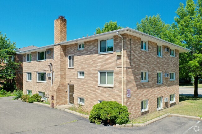 Primary Photo - 1466 Larpenteur Ave W