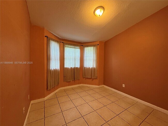 Building Photo - 2811 SE 17th Ave