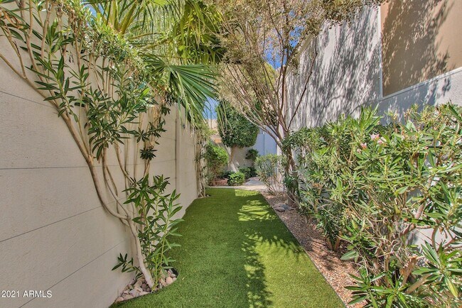 Building Photo - 1138 E Amberwood Dr