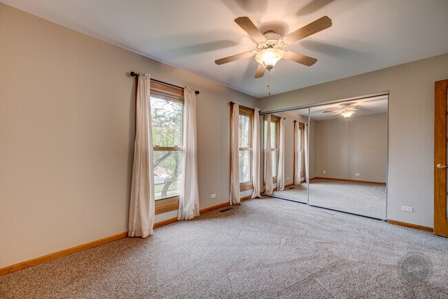 Building Photo - 4 N Birchwood Dr