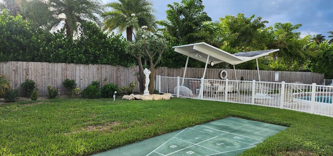 Pool & Garden Area - 2501 N Ocean Blvd