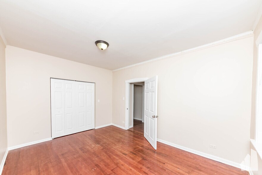 Building Photo - 3749 W Sunnyside Ave