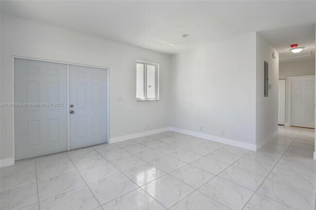 Building Photo - 806 NW 5th Ave
