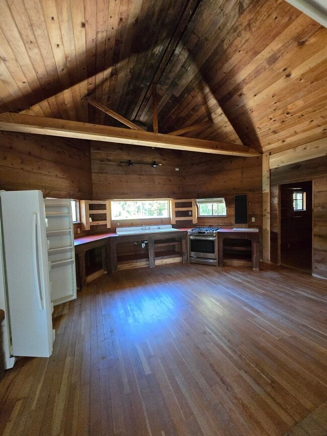 Building Photo - Cabin In the Wood!