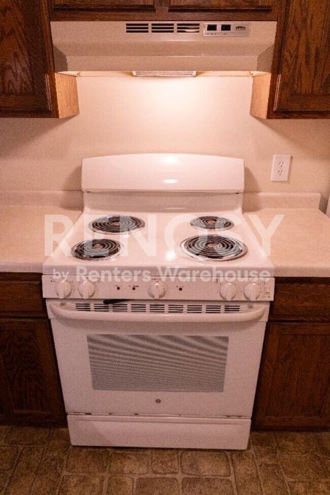 Building Photo - Available Now Spacious 1 bedroom 1 bath lower level Condo in Richfield -- 55+