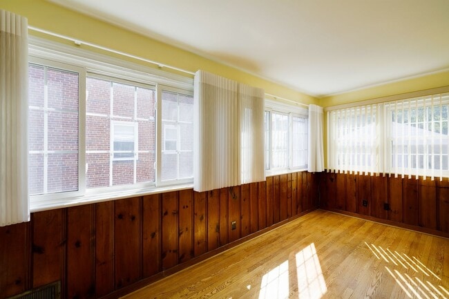 Building Photo - Charming 3BR/2BA Hyattsville Gem! Bonus Room & Sunroom — Move-In Ready!