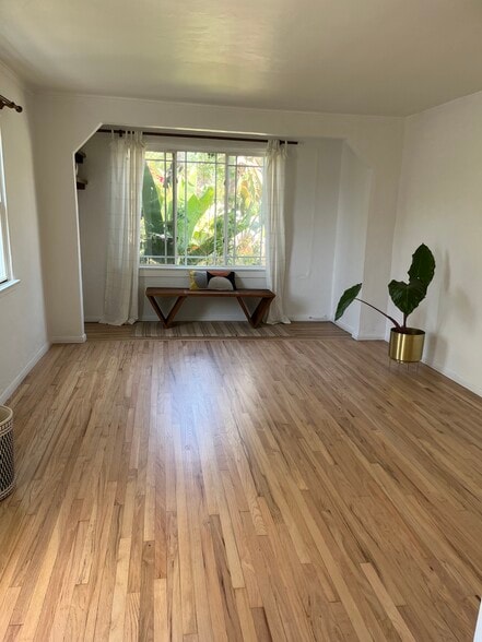 Living room - 3034 Perlita Ave