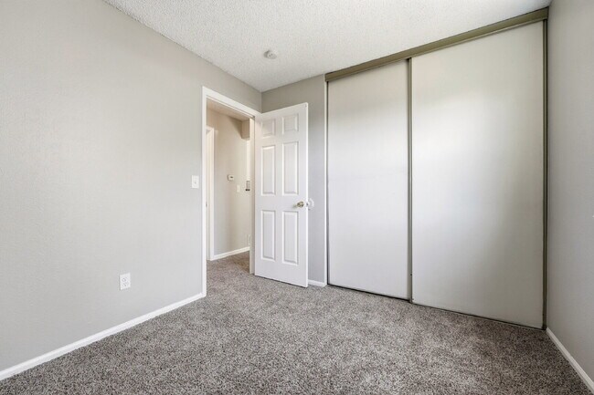 Building Photo - $2,440.95, 3 Beds, 2 Baths, Single Family Home in Aurora Washer and Dryer!