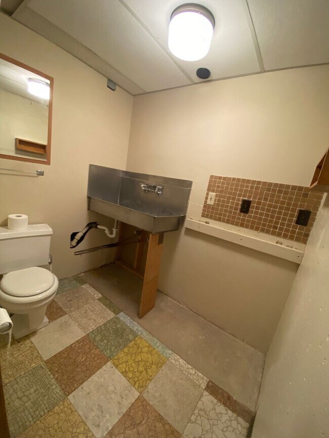 Building Photo - Unique View Property 3 bed, 3 bath located...