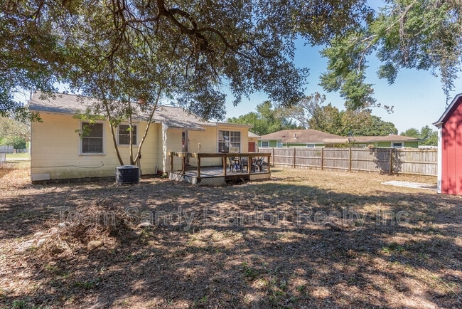 Building Photo - 802 Rue Max St