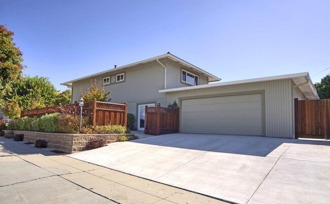 Building Photo - 3384 Burgundy Dr