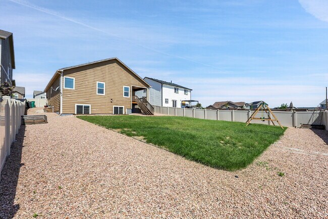 Building Photo - $2,940.95, $300.00 off the first month's rent, 6 Bedrooms, 3 Bathrooms, Single Family Home in Col...