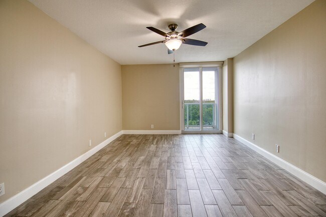 Building Photo - 100 Bayview Dr