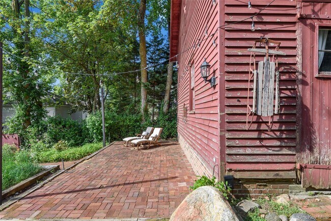 Building Photo - 95 E Broadway