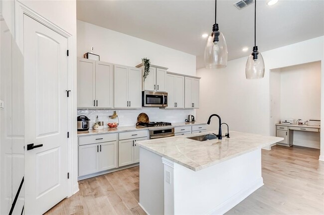 Building Photo - 2824 Stone Branch Dr