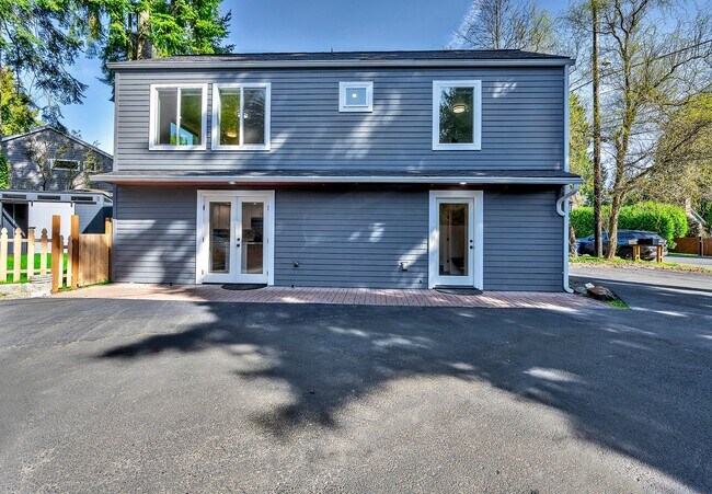 Building Photo - 2 bed, 1.5 bath in Seattle