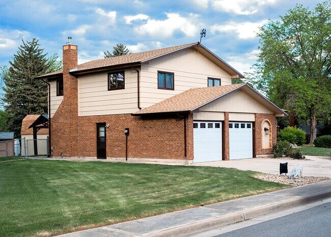 Building Photo - $1000 OFF Move In Special! Spacious 4-Bedr...
