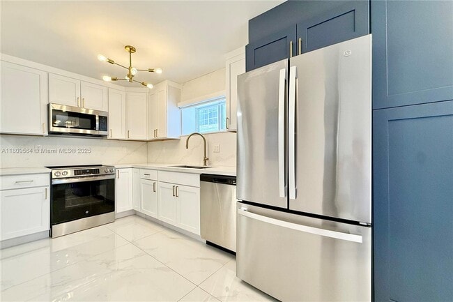 Building Photo - 4122 Collins Ave