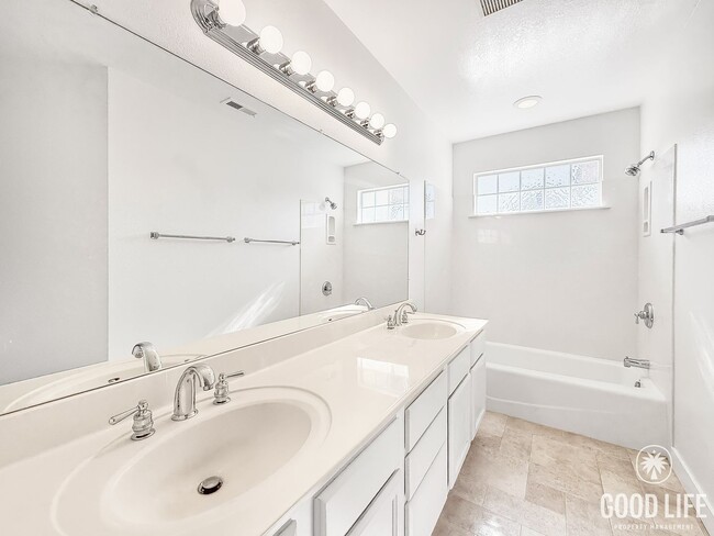 Building Photo - Stunning 2B/2.5BA Townhome in Mission Hill...