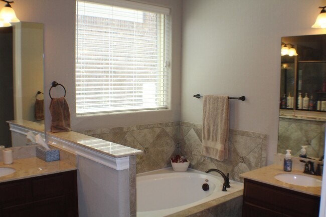 Building Photo - Beautiful spacious rental with fabulous up...