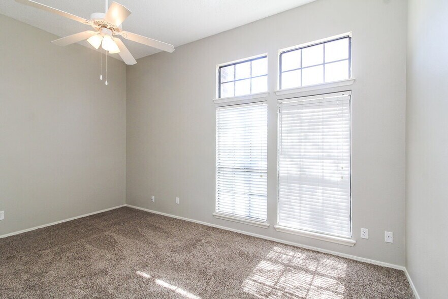 Building Photo - 423 Barton Dr