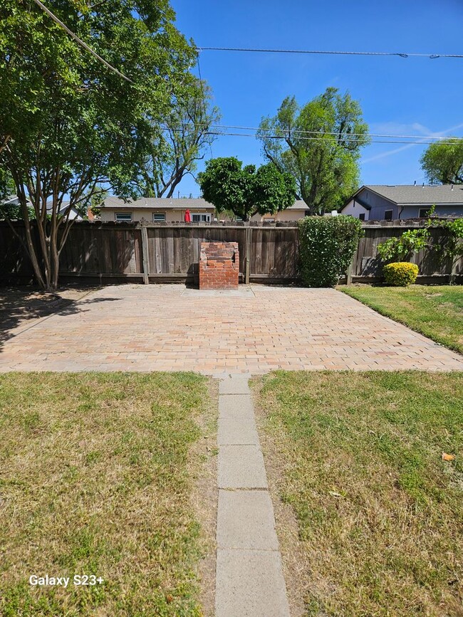 Building Photo - 2 Bedroom, 1 Bath Home Near Dr.'s Hospital