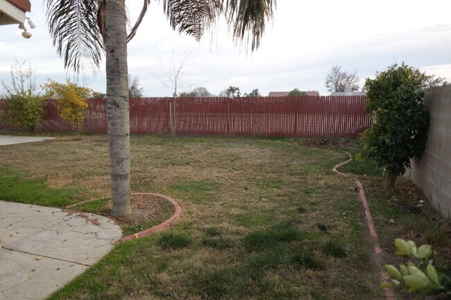 Building Photo - Cute! 4 bedroom, 2 bath Home in Bakersfield