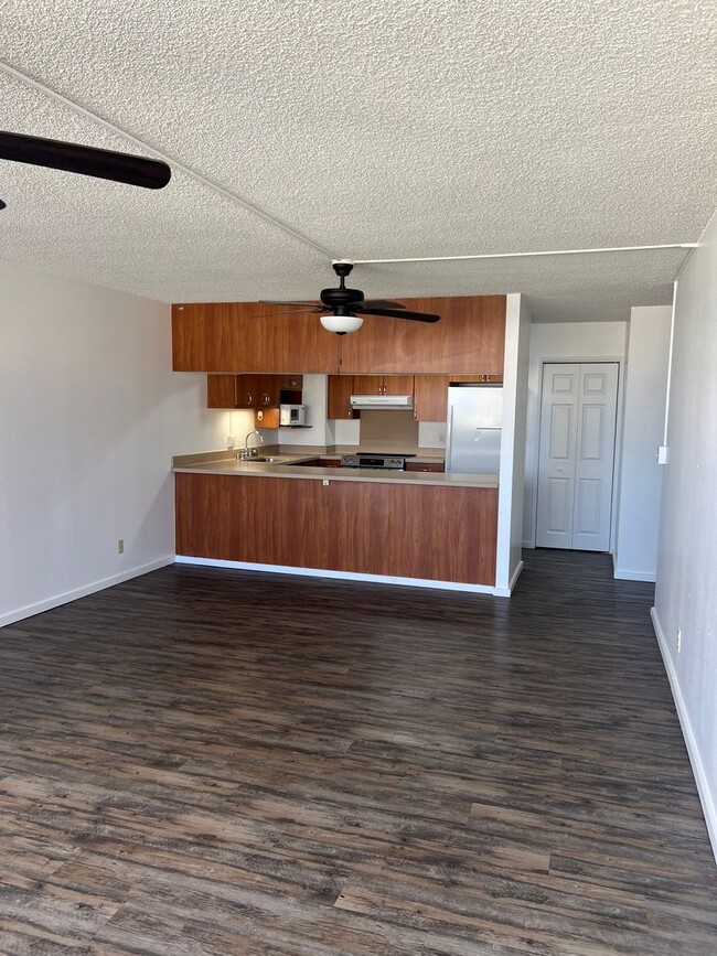 Building Photo - Kukui Plaza - 3 Bedroom 2 Bath 1 Parking