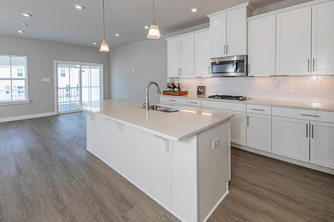 Building Photo - 2410 Lenox Dr