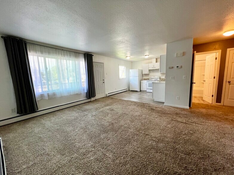 Living space - 4324 Thompson Ave