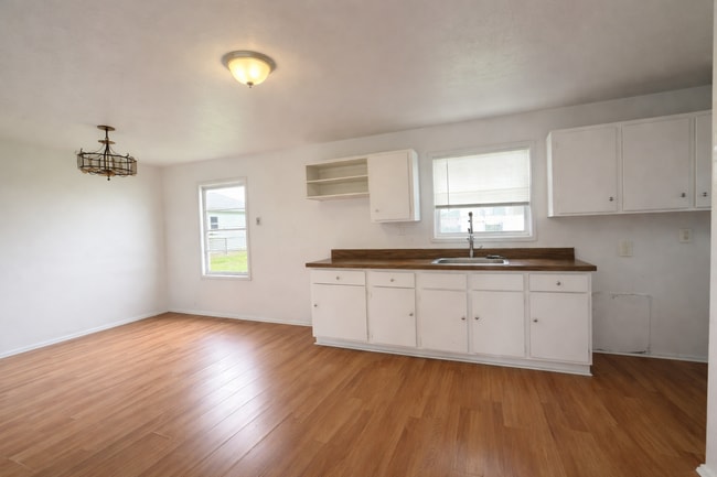 Building Photo - 411 Pinewood Ave