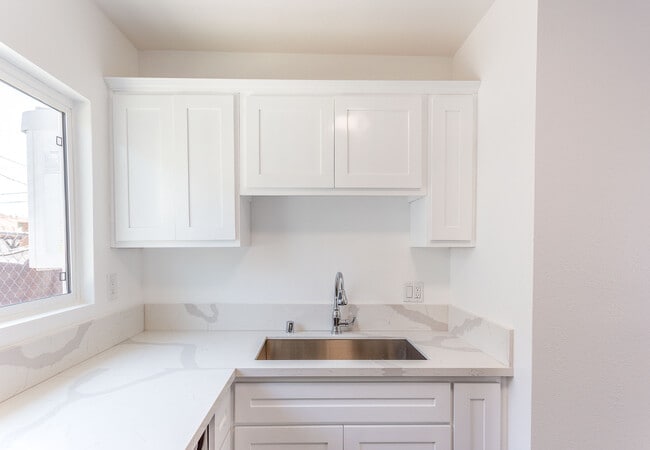 Building Photo - 942 E 65th St