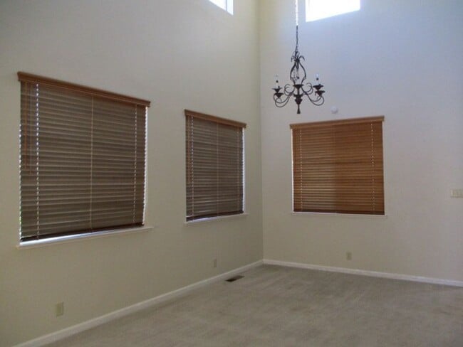 Building Photo - Northwest Suburban  Beauty