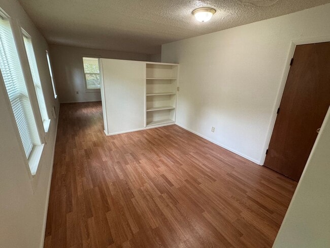 Building Photo - Studio Duplex in Downtown Eugene
